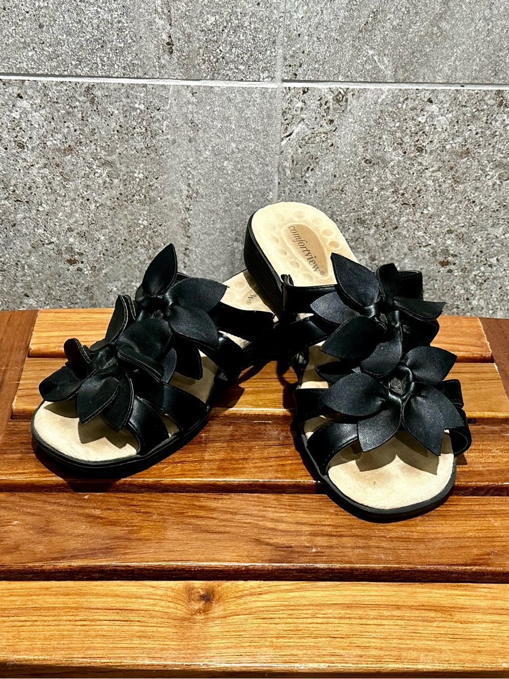 Comfortview 8 1/2 W Black Floral Slip-On Sandals